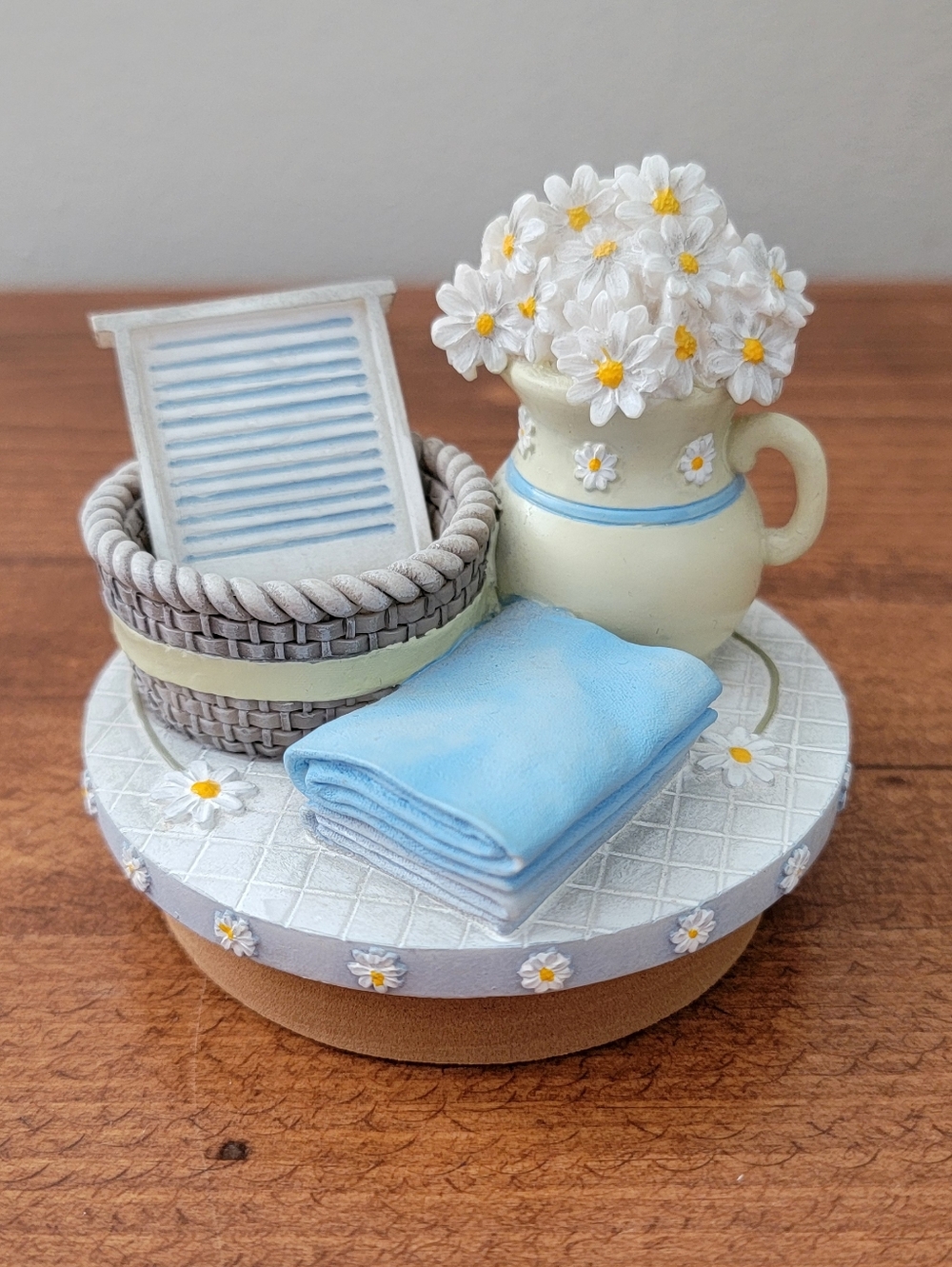 Vintage Yankee Candle Jar Topper Laundry Linens Washboard Tub Pitcher & Daisies
